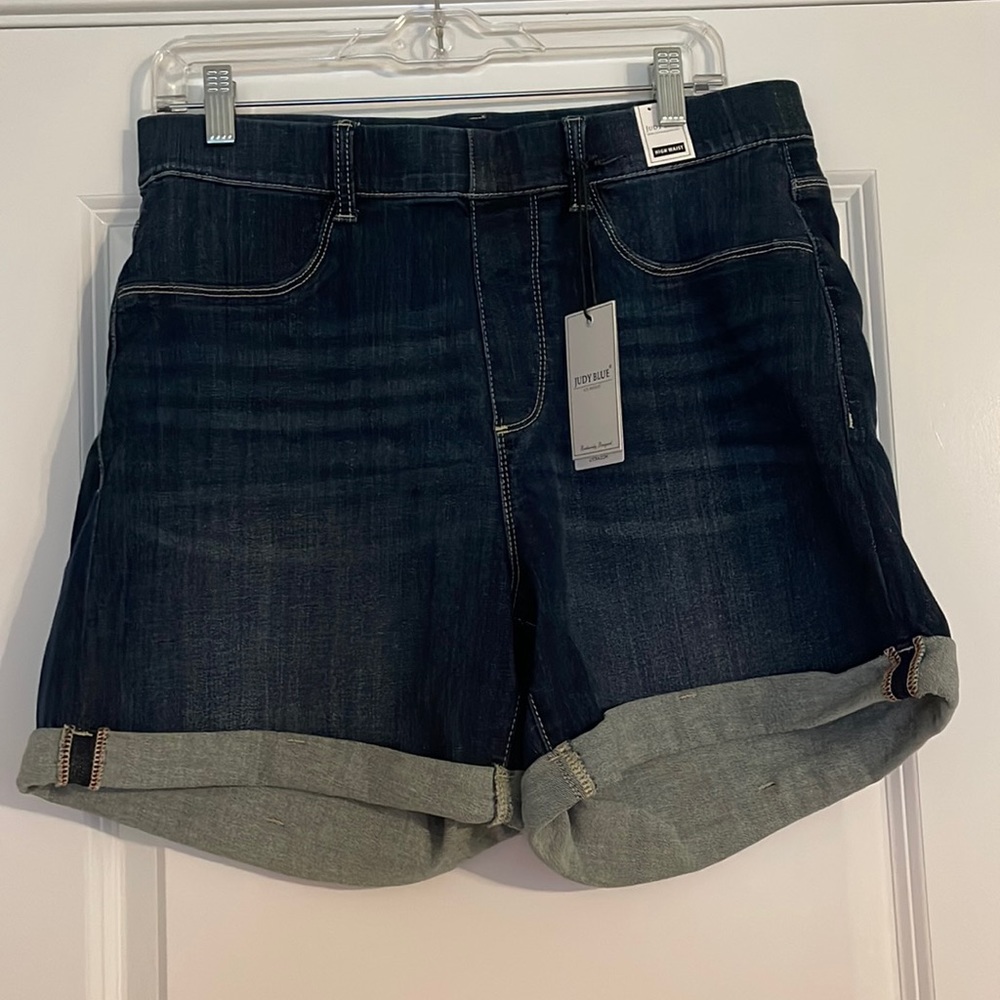 Judy blue high waisted pull on shorts. Size 1x. NWT